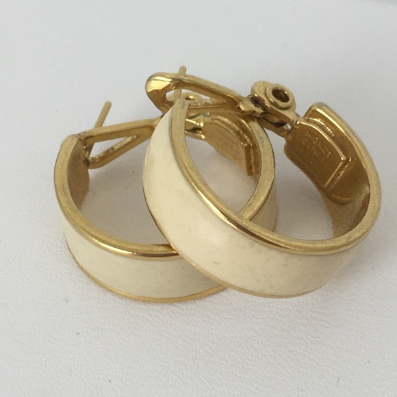 Vintage Monet Cream Enamel Gold Tone Hinge Hoop Earrings Chic Runway Classic - Picture 1 of 15